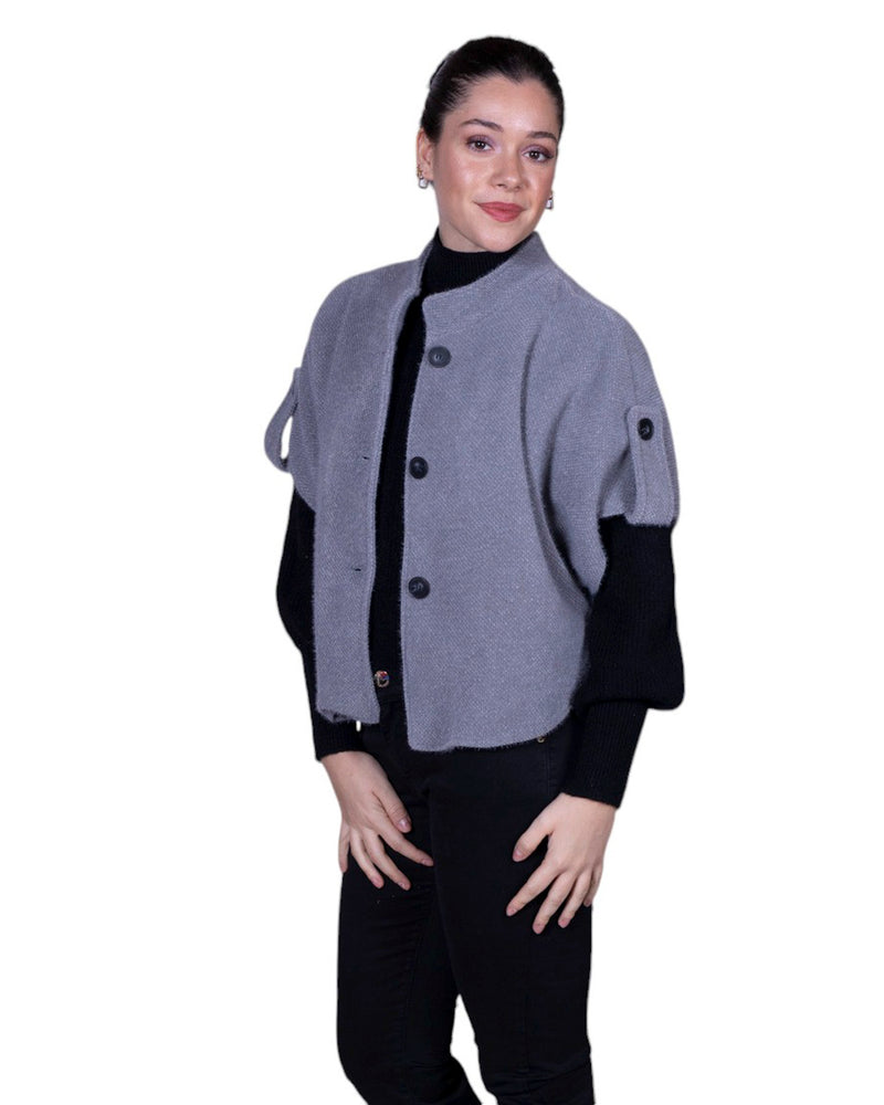 Cappa donna con chiusura a 3 bottoni e maniche 3/4 risvoltabili con alamaro