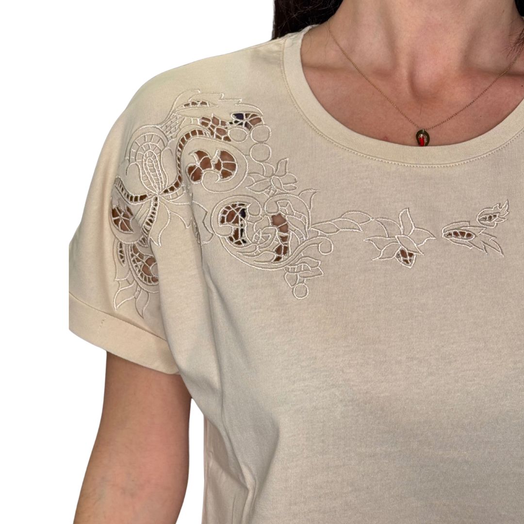 T-shirt donna con ricamo ad intaglio