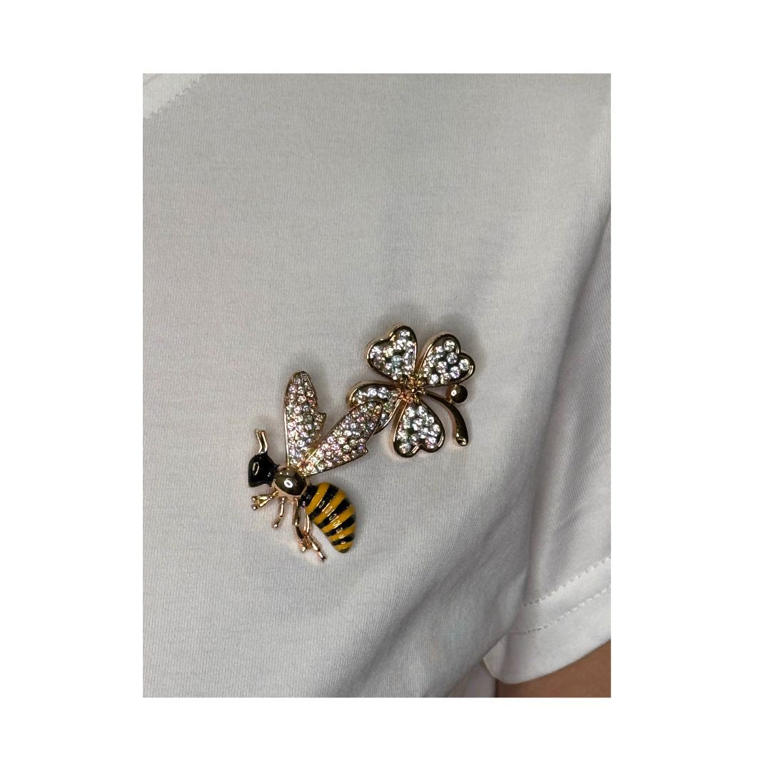 T-shirt basica donna scollo tondo manica corta spilla ape e quadrifoglio