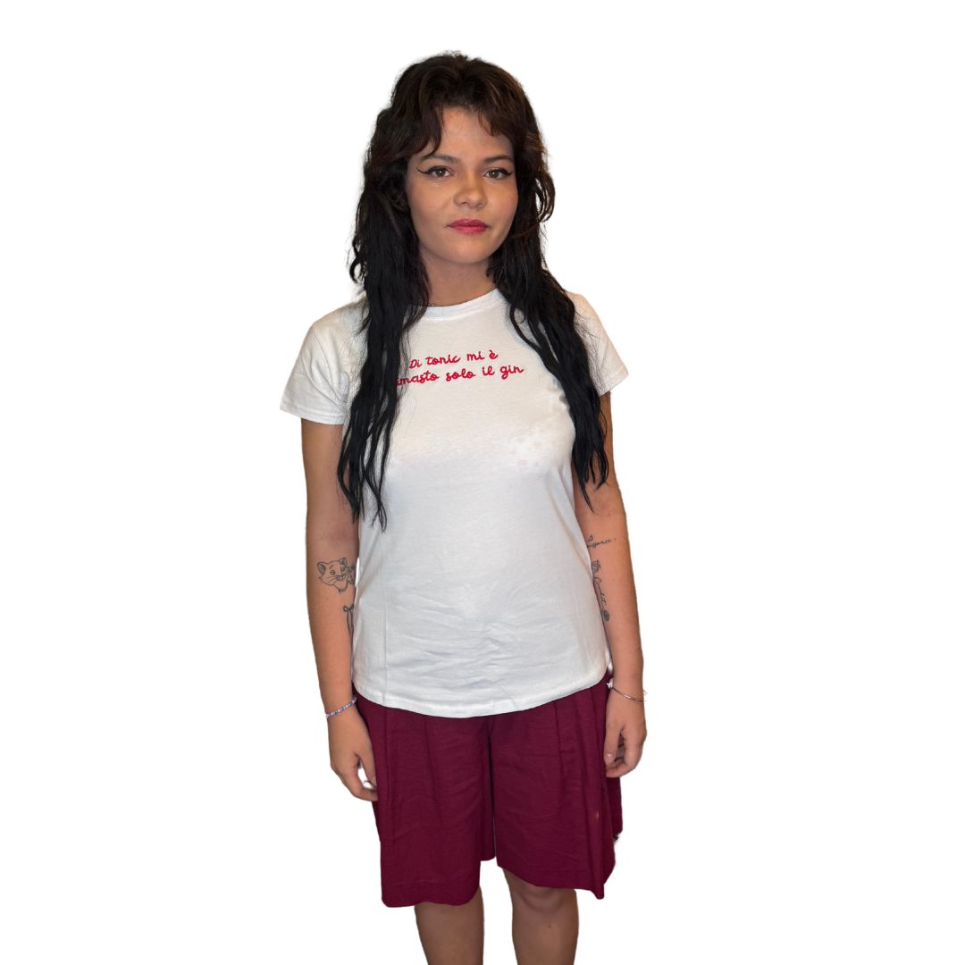 T-shirt ricamata con scritta "Di tonic mi è rimasto solo il gin" 100% cotone