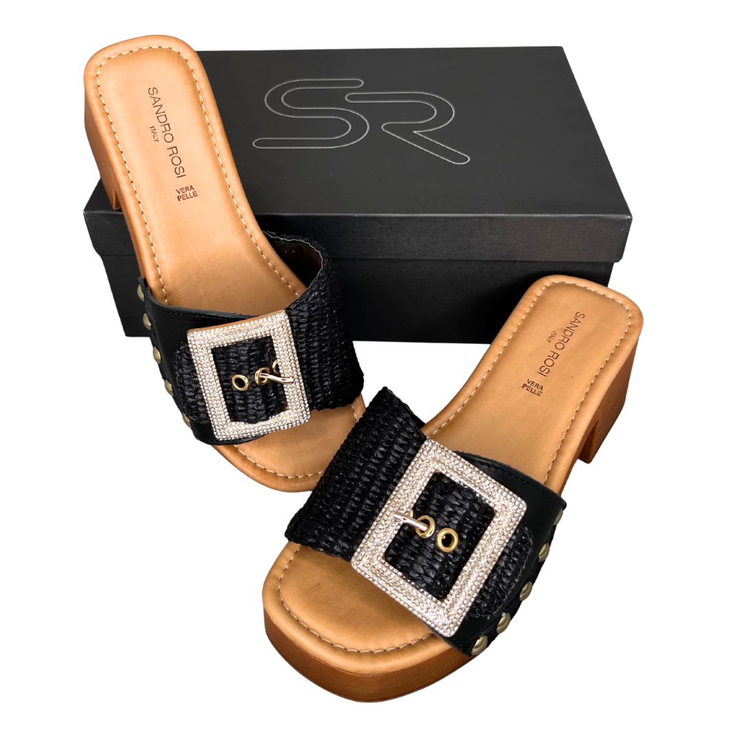 Sandalo donna con tacco largo fibbia gioiello tomaia in rafia