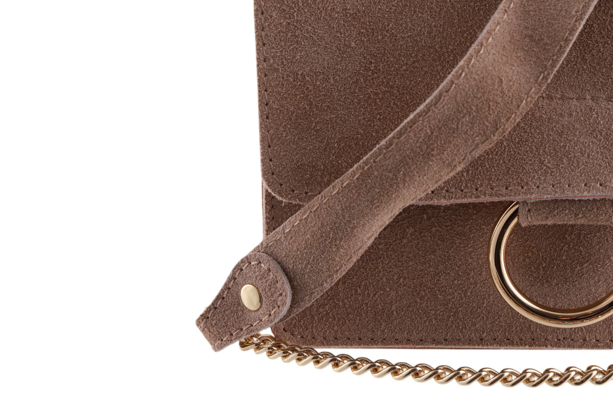 Borsa tracolla scamosciata con catena oro