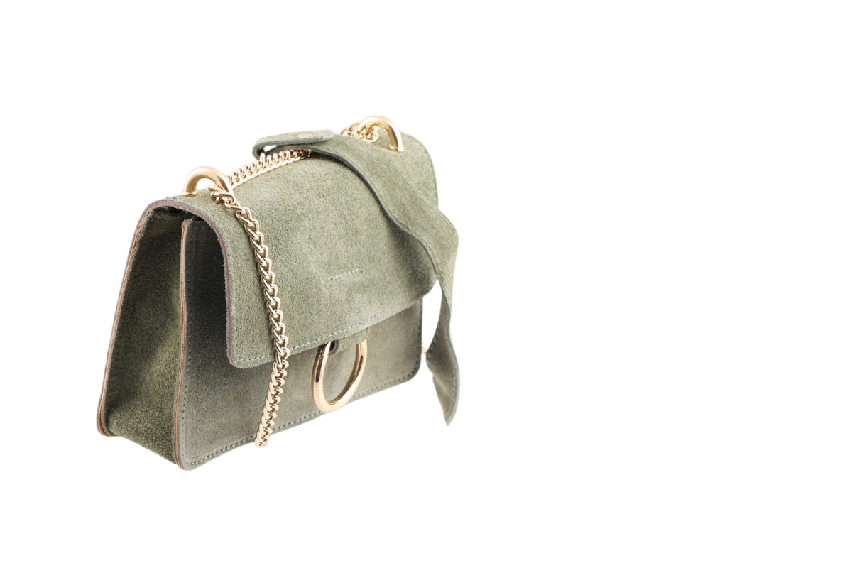 Borsa tracolla scamosciata con catena oro