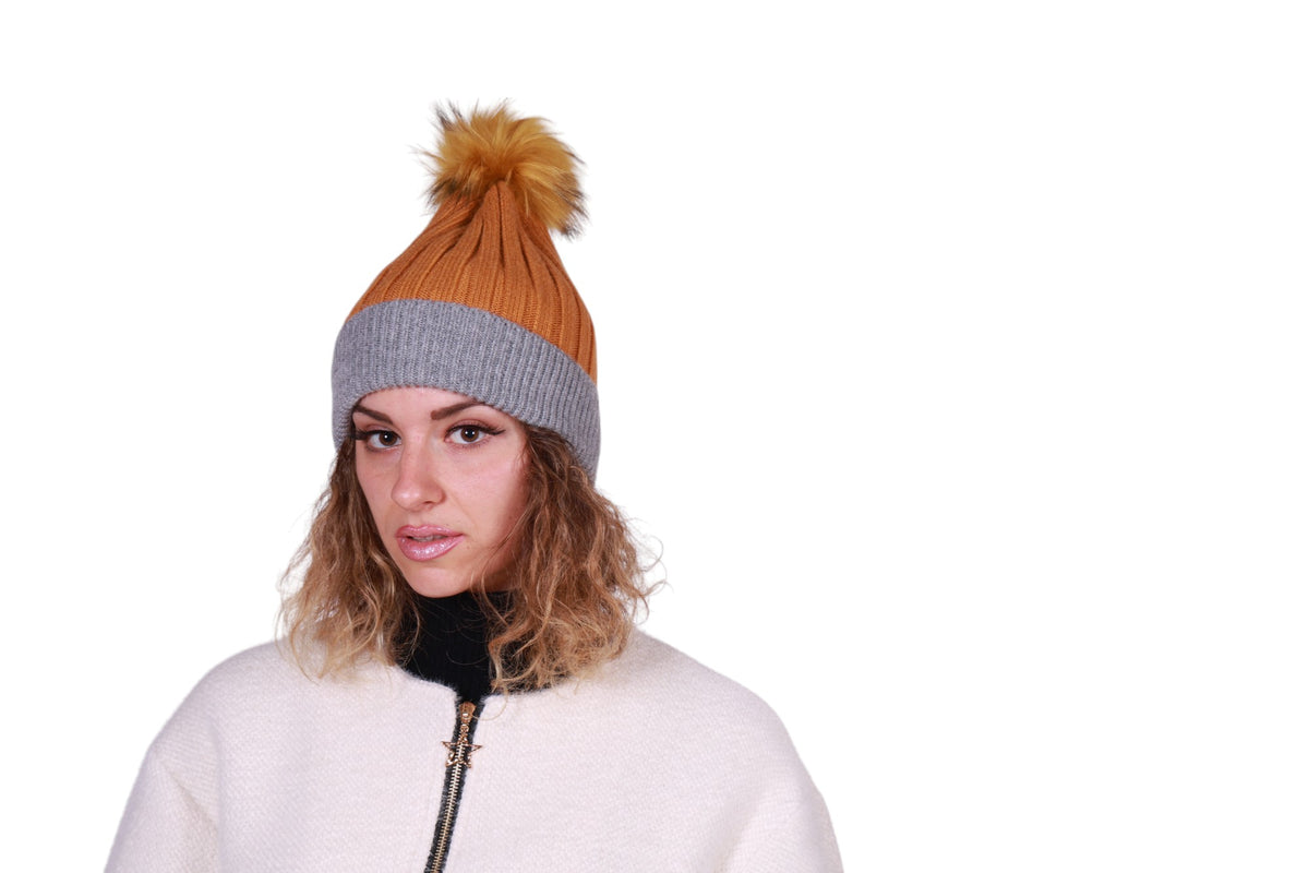 Cappello pon pon con risvolto grigio