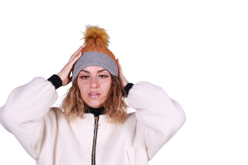 Cappello pon pon con risvolto grigio