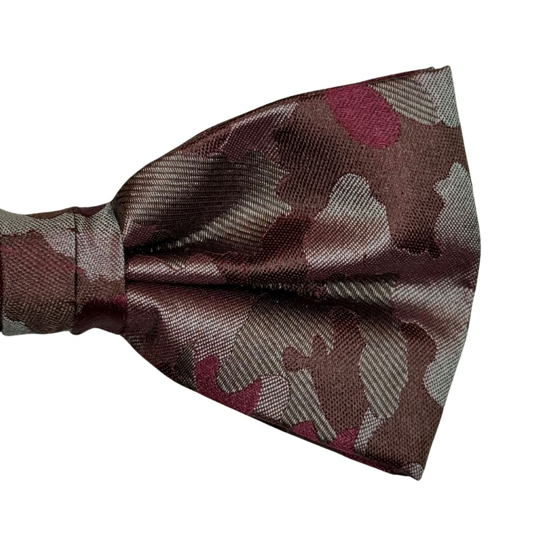 Papillon seta fantasia camouflage annodato a mano con raffinata cura sartoriale