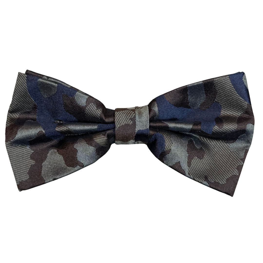 Papillon seta fantasia camouflage annodato a mano con raffinata cura sartoriale