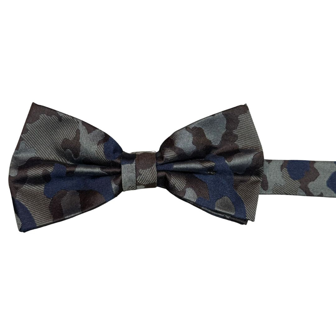 Papillon seta fantasia camouflage annodato a mano con raffinata cura sartoriale