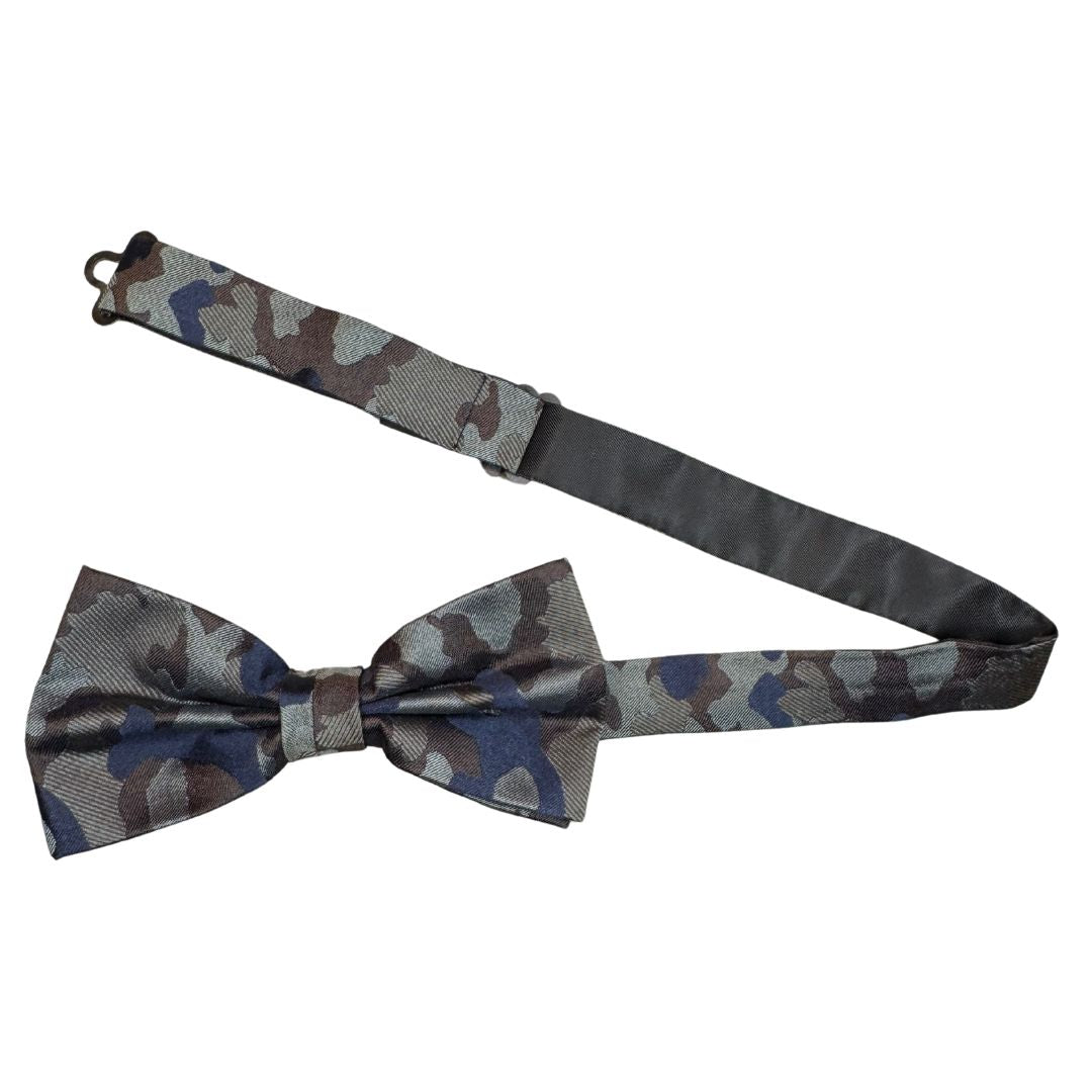 Papillon seta fantasia camouflage annodato a mano con raffinata cura sartoriale