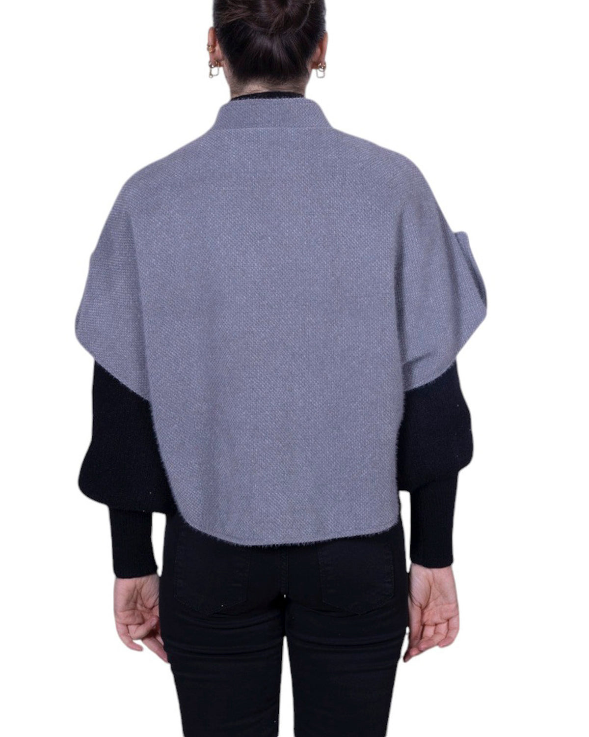 Cappa donna con chiusura a 3 bottoni e maniche 3/4 risvoltabili con alamaro