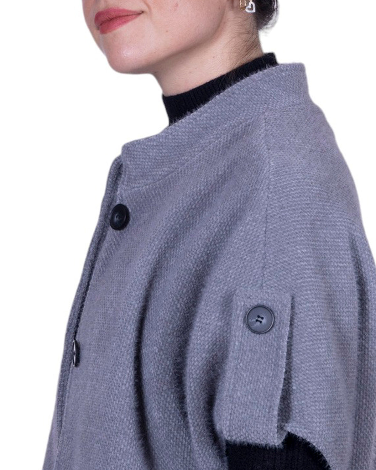 Cappa donna con chiusura a 3 bottoni e maniche 3/4 risvoltabili con alamaro