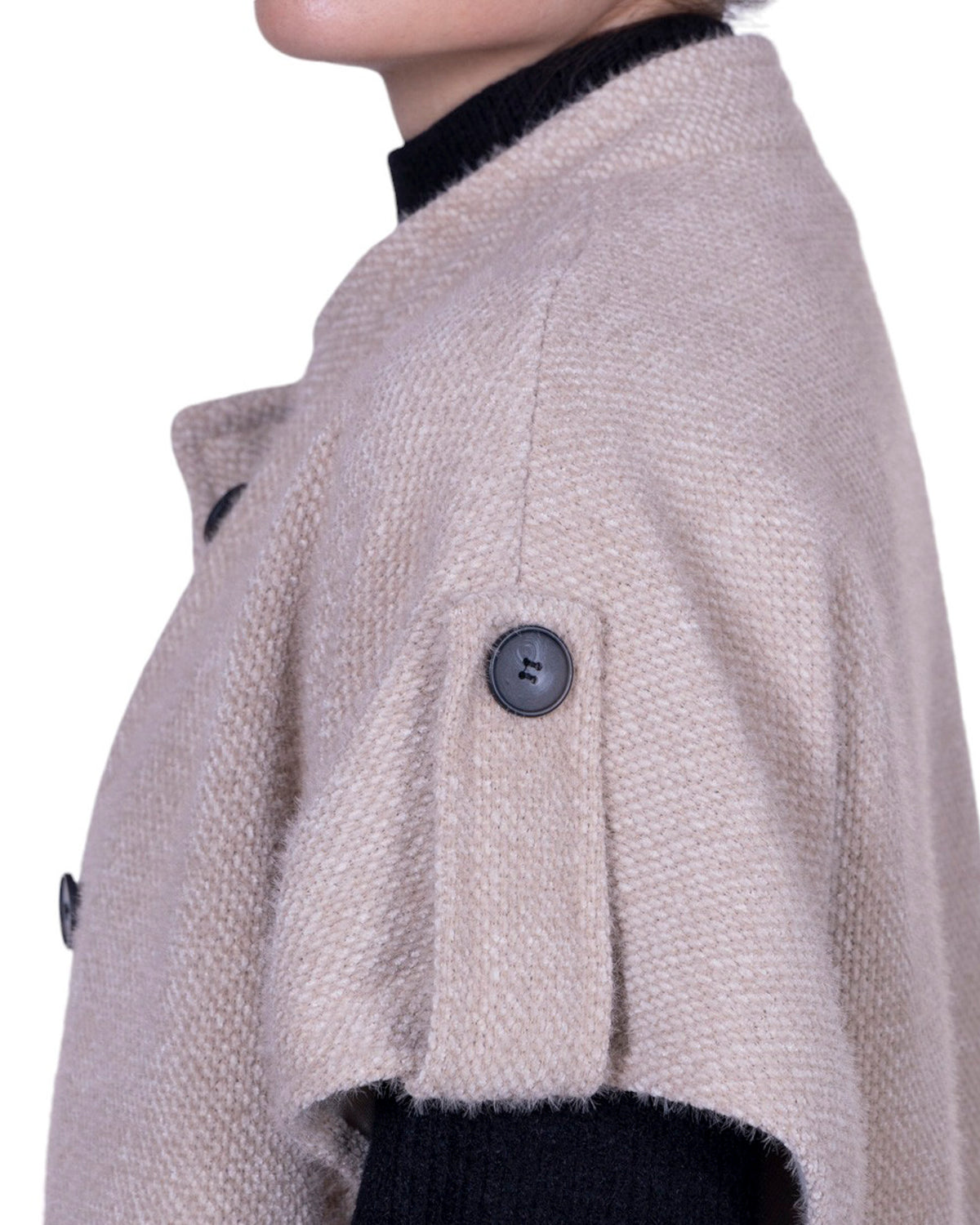 Cappa donna con chiusura a 3 bottoni e maniche 3/4 risvoltabili con alamaro