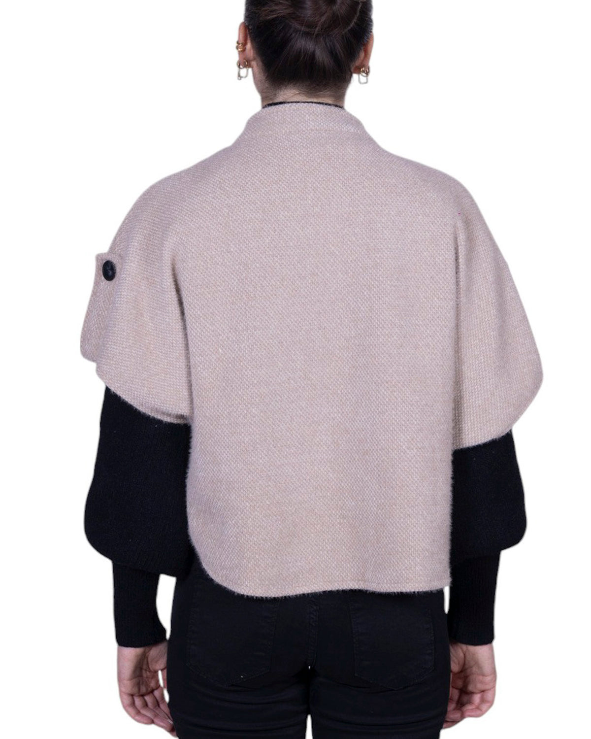 Cappa donna con chiusura a 3 bottoni e maniche 3/4 risvoltabili con alamaro