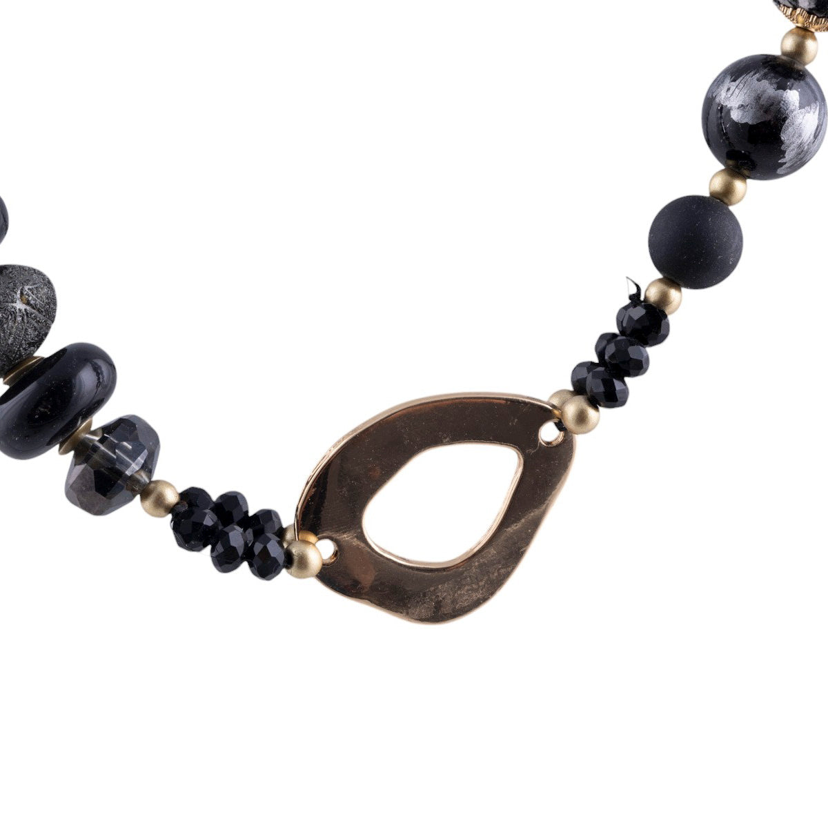 Collana con catena intrecciata in tessuto e palline decorative effetto opaco