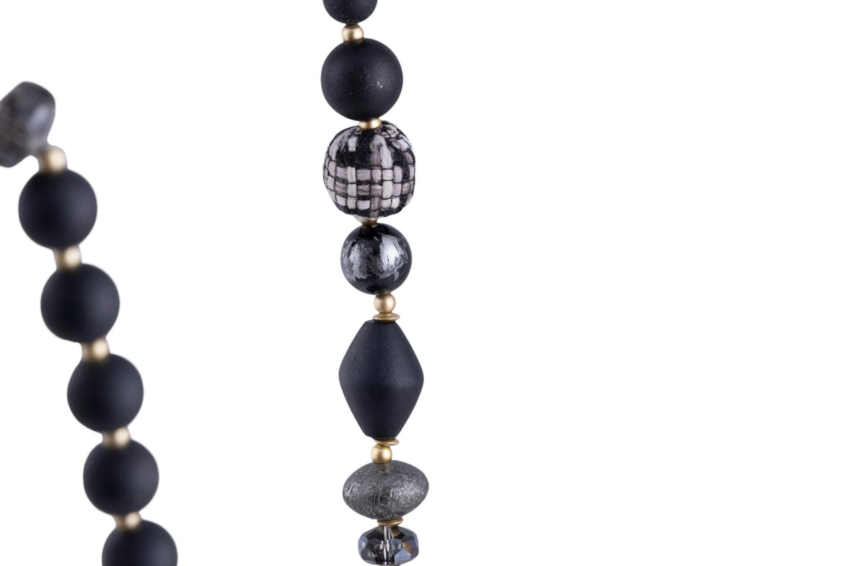 Collana con catena intrecciata in tessuto e palline decorative effetto opaco