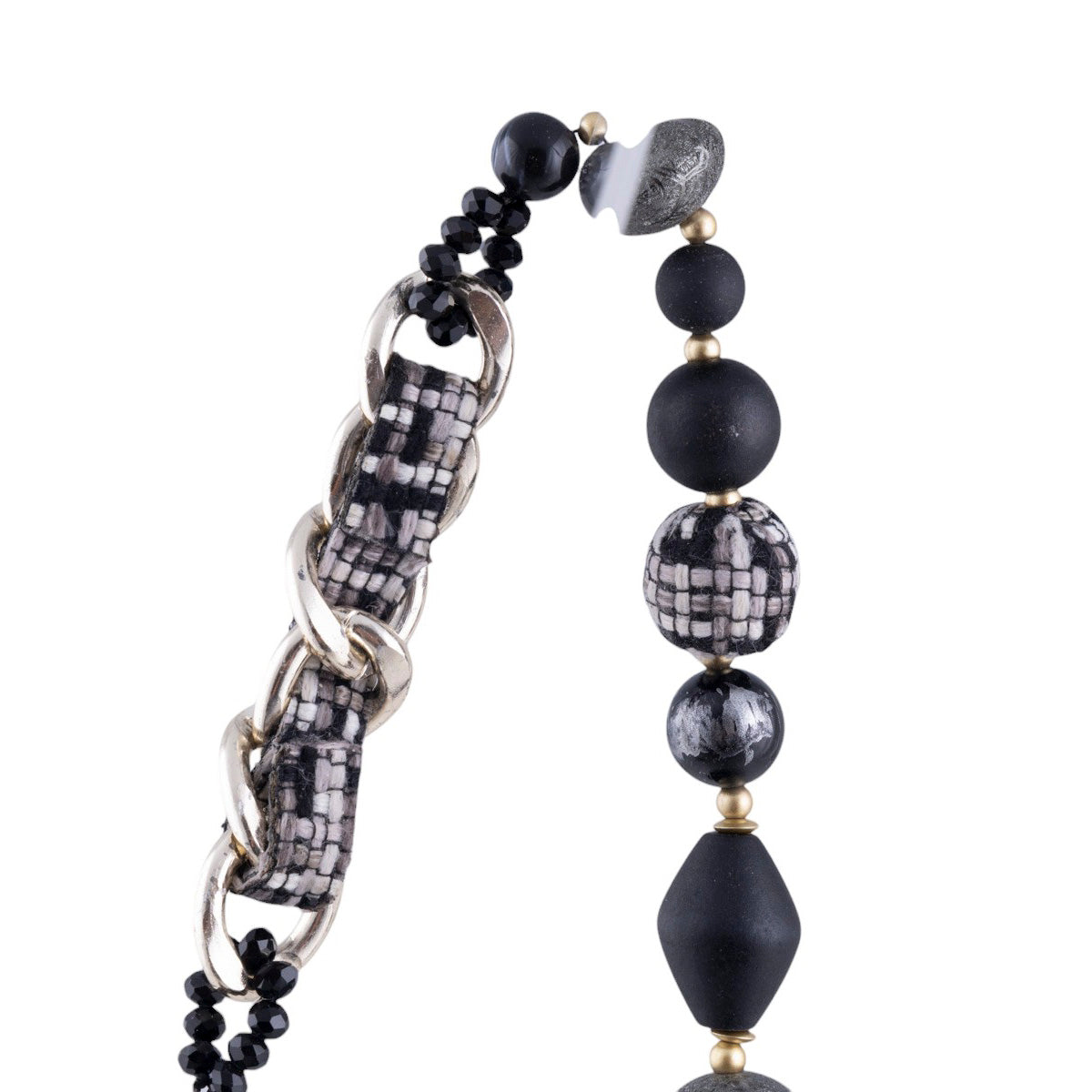 Collana con catena intrecciata in tessuto e palline decorative effetto opaco