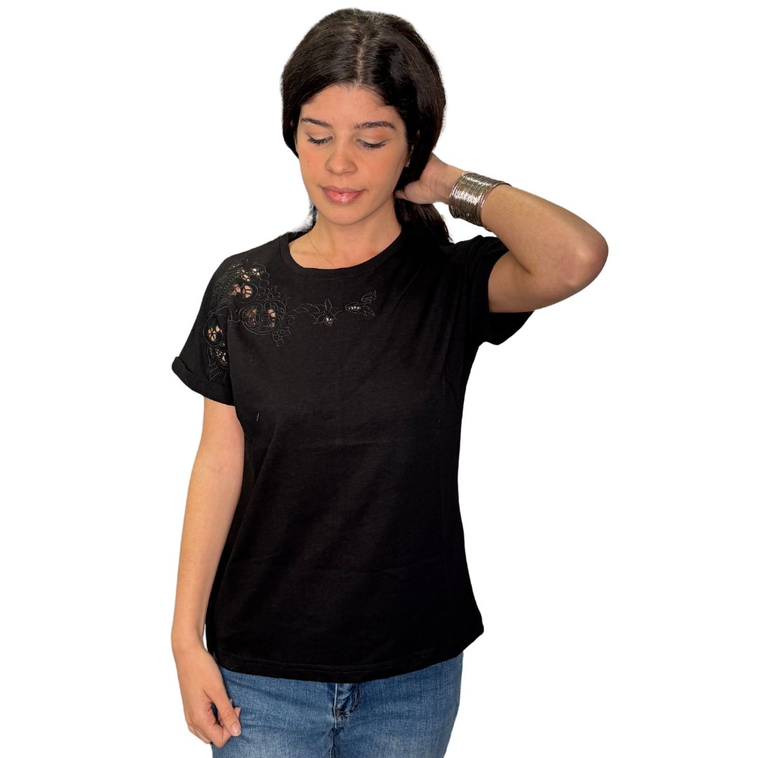 T-Shirt donna girocollo a maniche corte,  con ricamo di fiori ad intaglio