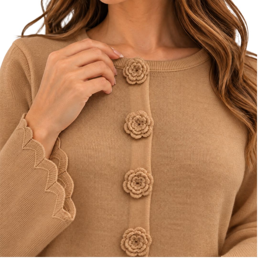 Cardigan donna con bottoni fiore scollo tondo  e manica smerlata misto lana