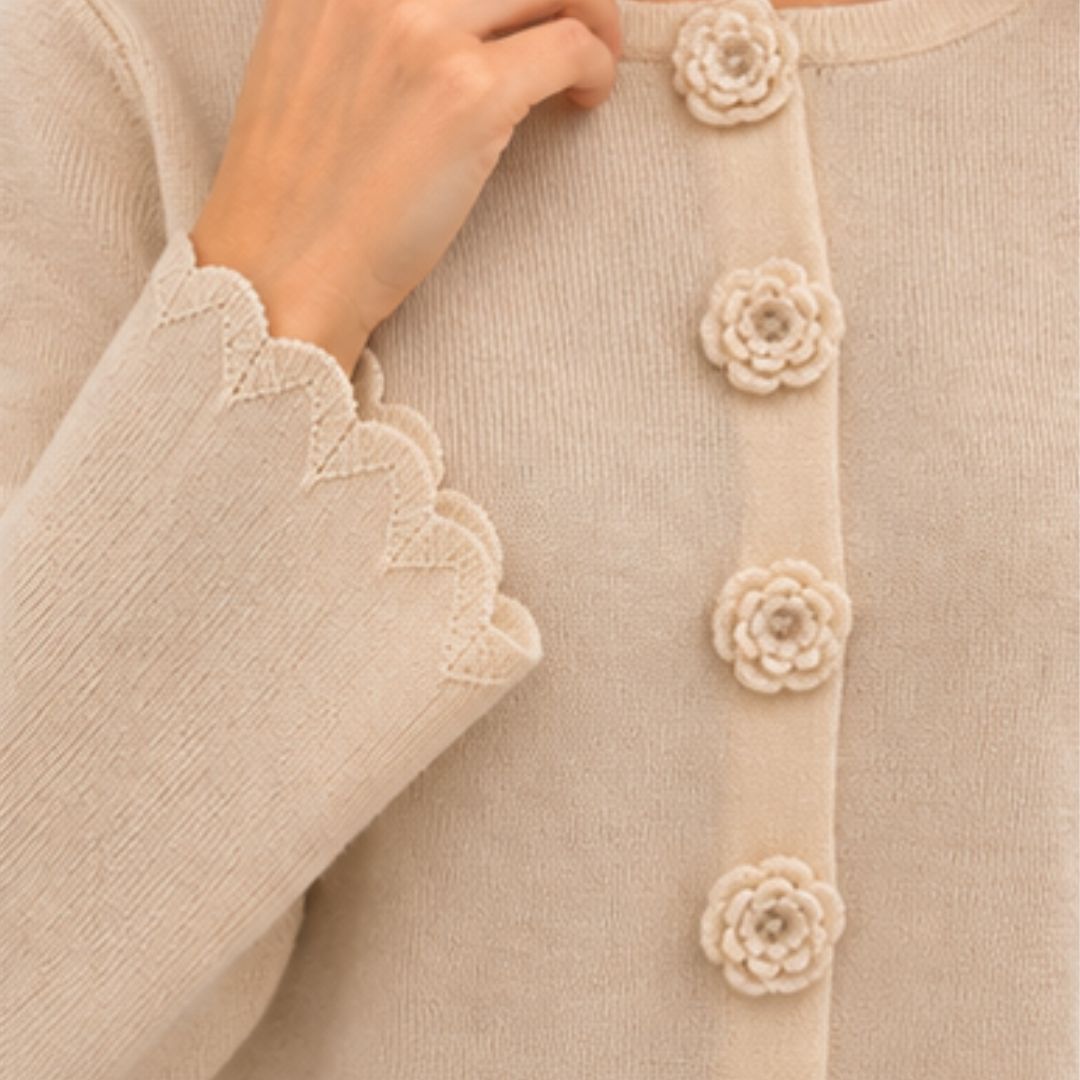 Cardigan donna con bottoni fiore scollo tondo  e manica smerlata misto lana