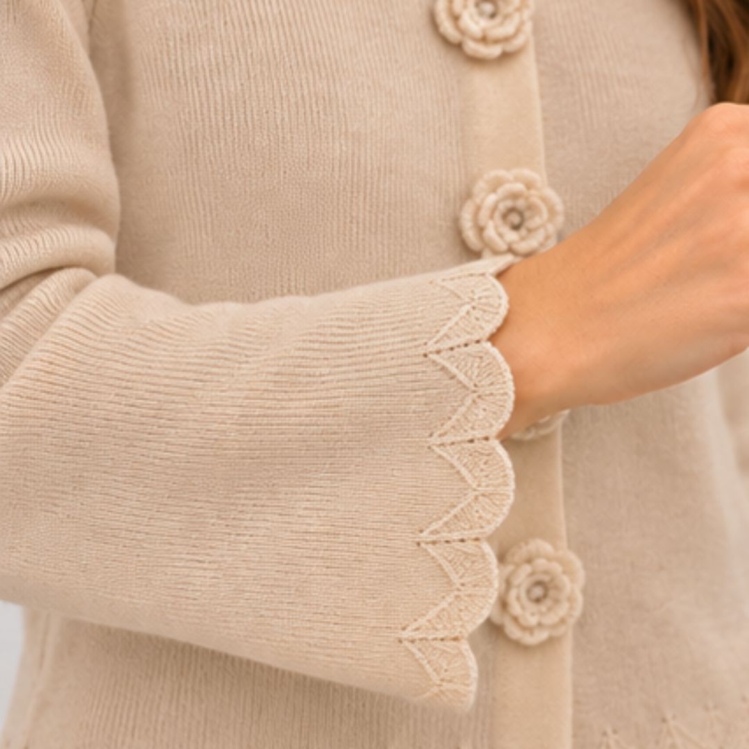 Cardigan donna con bottoni fiore scollo tondo  e manica smerlata misto lana