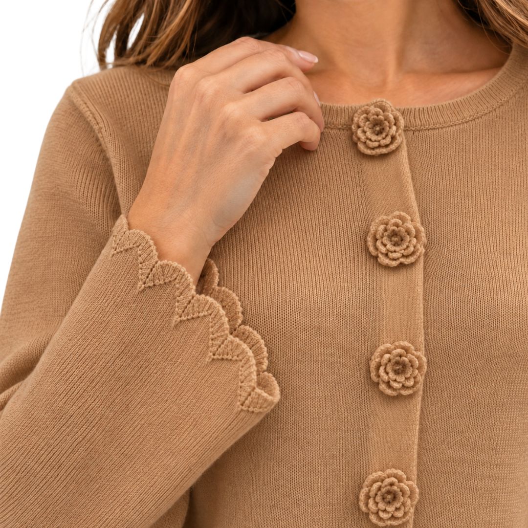 Cardigan donna con bottoni fiore scollo tondo  e manica smerlata misto lana