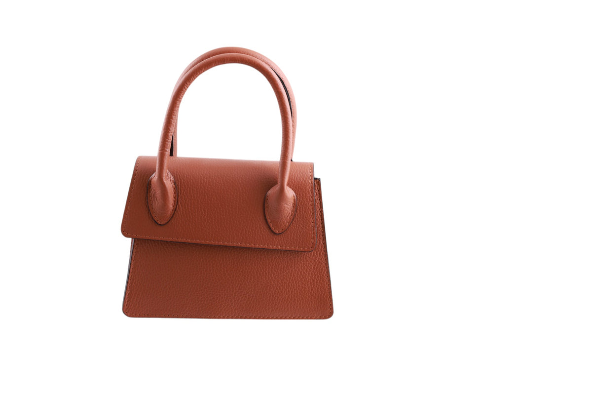 Borsa trapezio in pelle martellata due manici semirigidi con tracolla regolabile