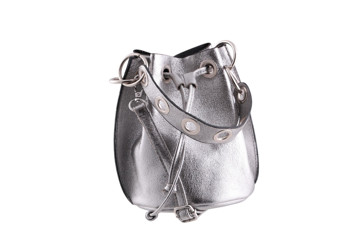 Borsa secchiello in vera pelle metallizzata con chiusura a coulisse e tracolla