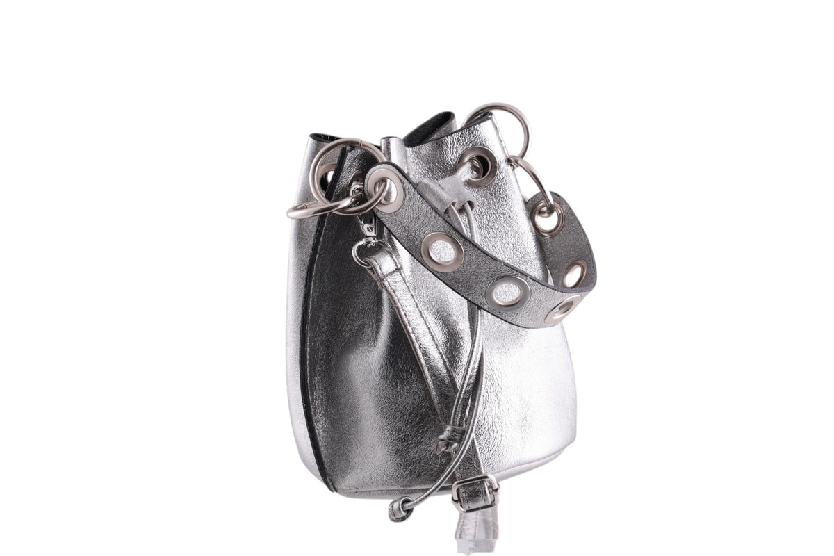 Borsa secchiello in vera pelle metallizzata con chiusura a coulisse e tracolla
