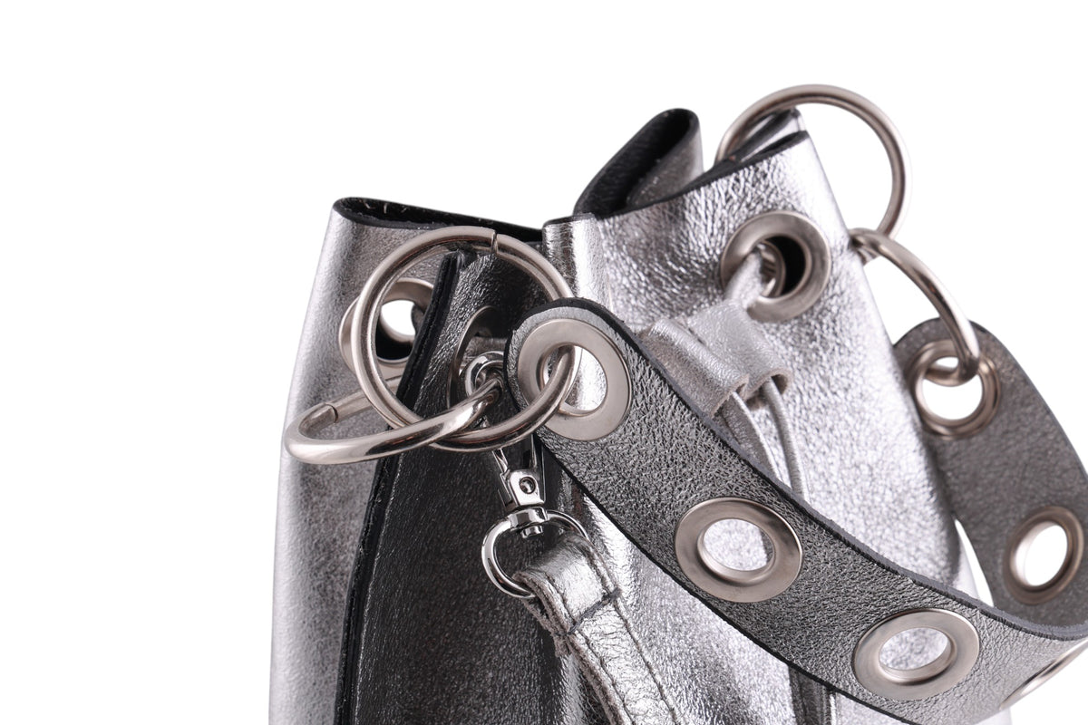 Borsa secchiello in vera pelle metallizzata con chiusura a coulisse e tracolla