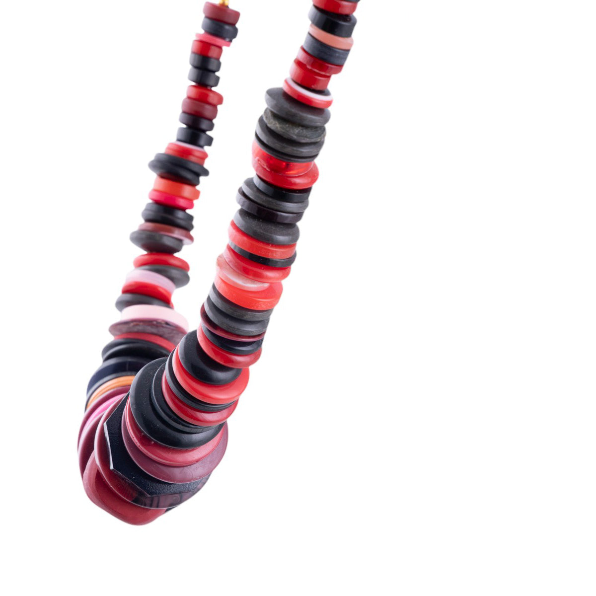 Collana artigianale con elementi a bottone multicolor su catena metallica