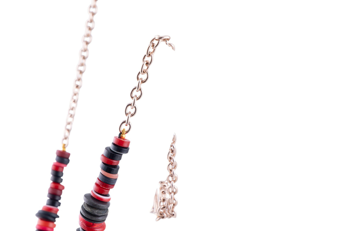 Collana artigianale con elementi a bottone multicolor su catena metallica