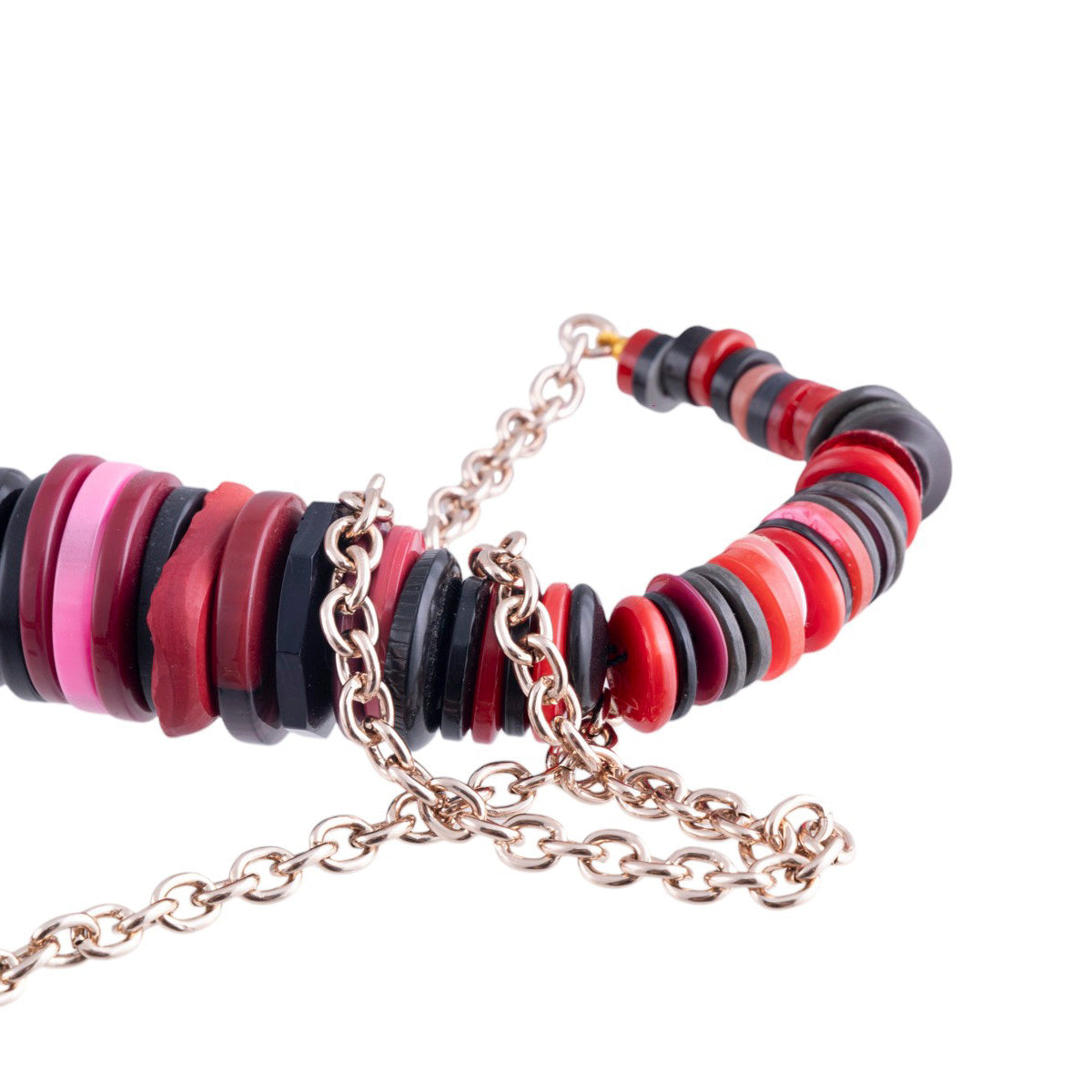 Collana artigianale con elementi a bottone multicolor su catena metallica