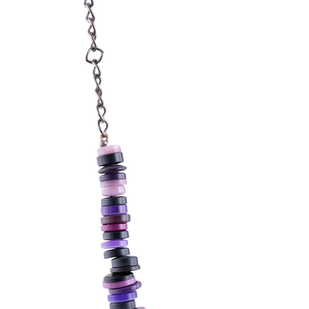 Collana artigianale con elementi a bottone multicolor su catena metallica