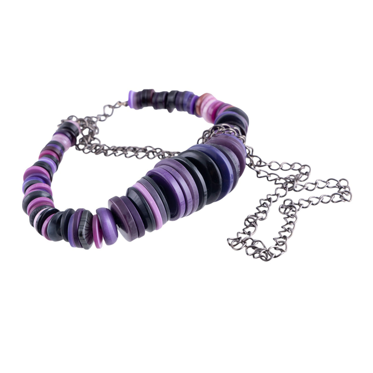 Collana artigianale con elementi a bottone multicolor su catena metallica