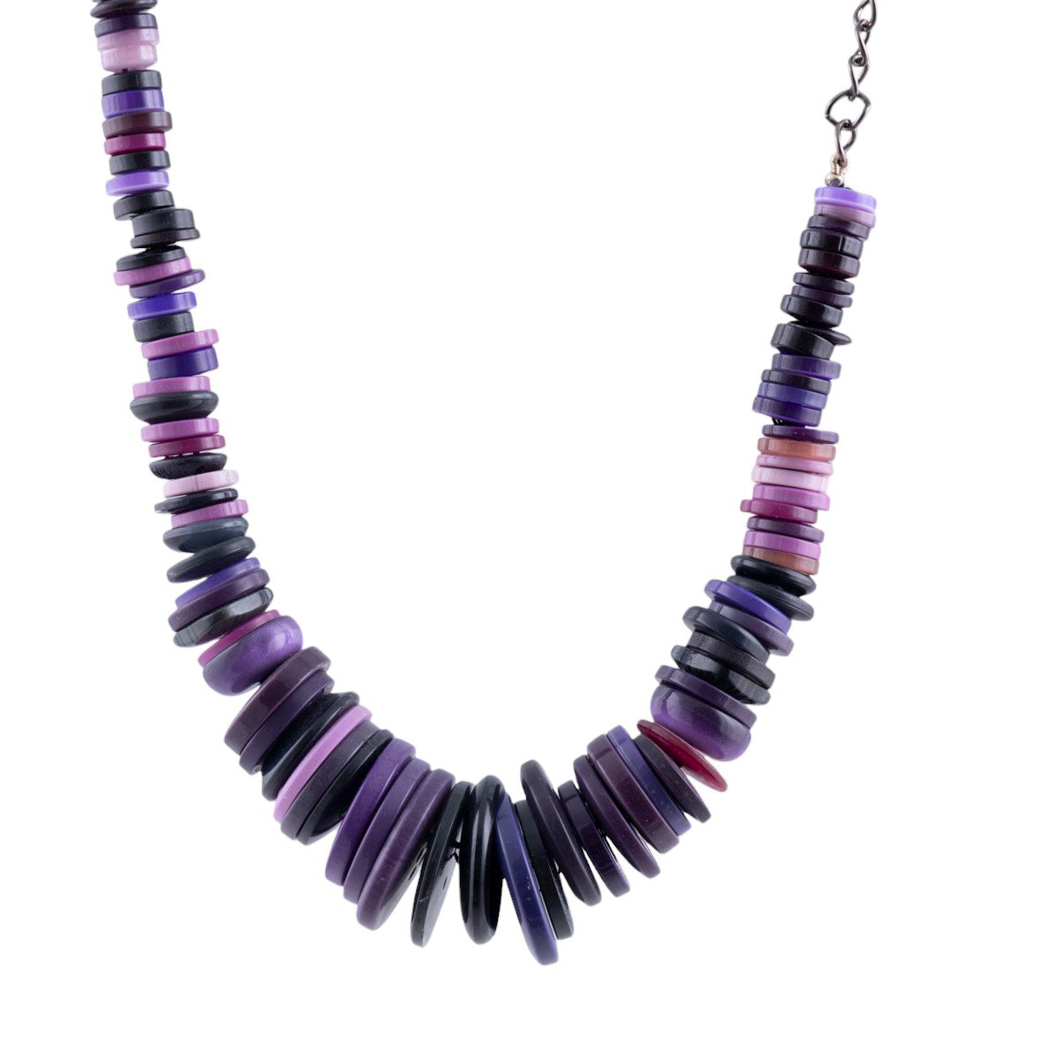 Collana artigianale con elementi a bottone multicolor su catena metallica