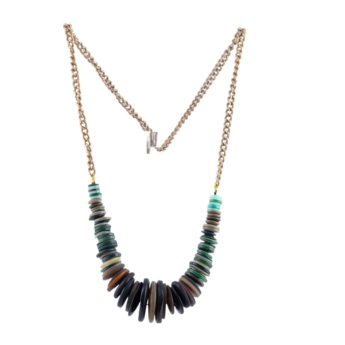 Collana artigianale con elementi a bottone multicolor su catena metallica