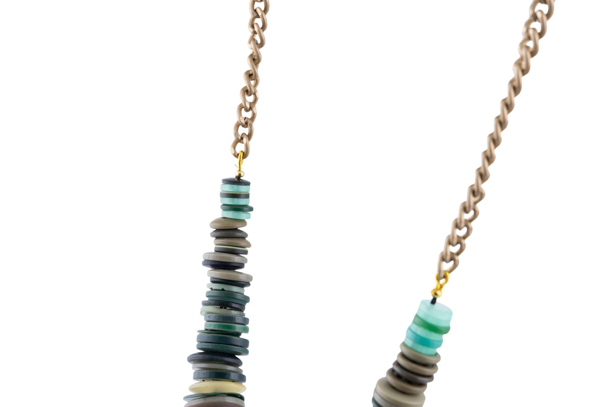 Collana artigianale con elementi a bottone multicolor su catena metallica