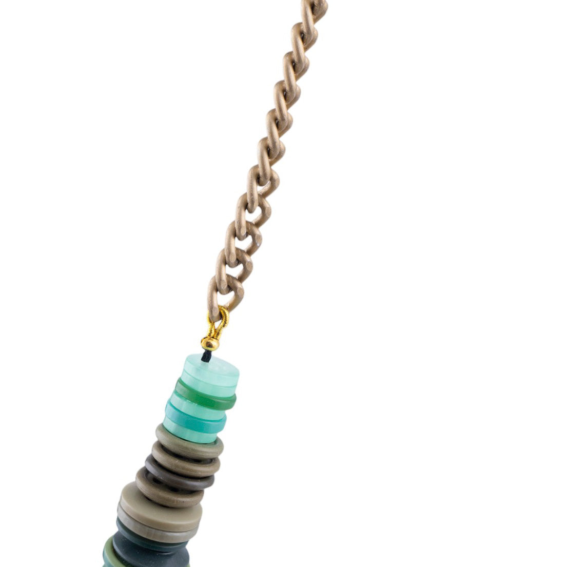 Collana artigianale con elementi a bottone multicolor su catena metallica
