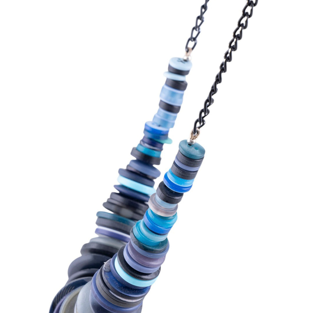 Collana artigianale con elementi a bottone multicolor su catena metallica