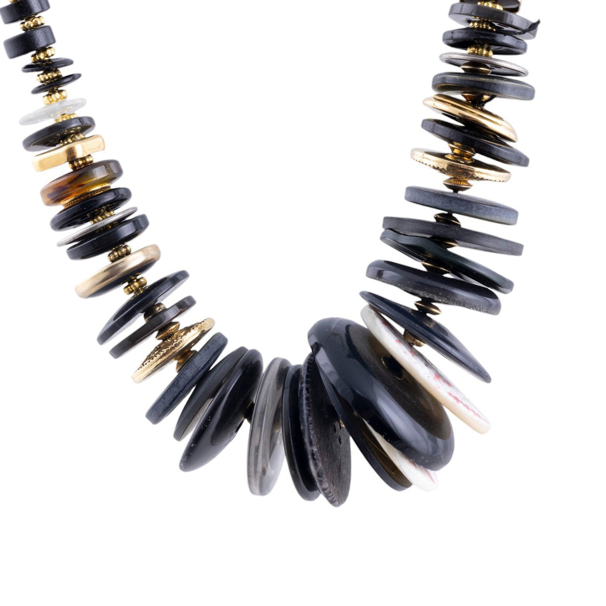 Collana artigianale con elementi a bottone multicolor su catena metallica