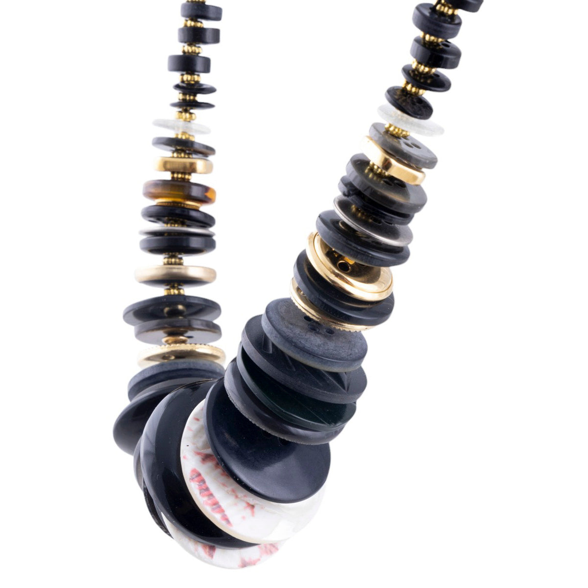 Collana artigianale con elementi a bottone multicolor su catena metallica