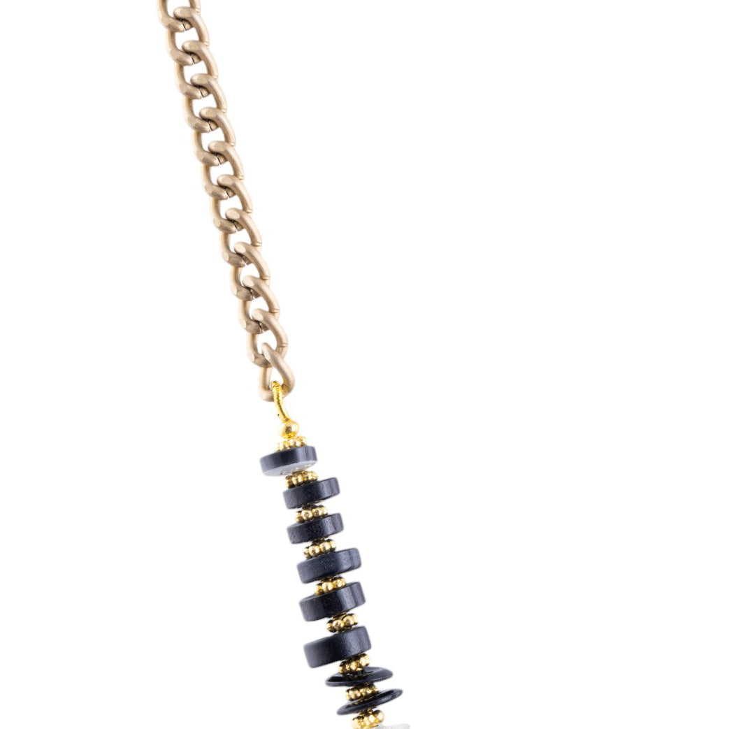 Collana artigianale con elementi a bottone multicolor su catena metallica