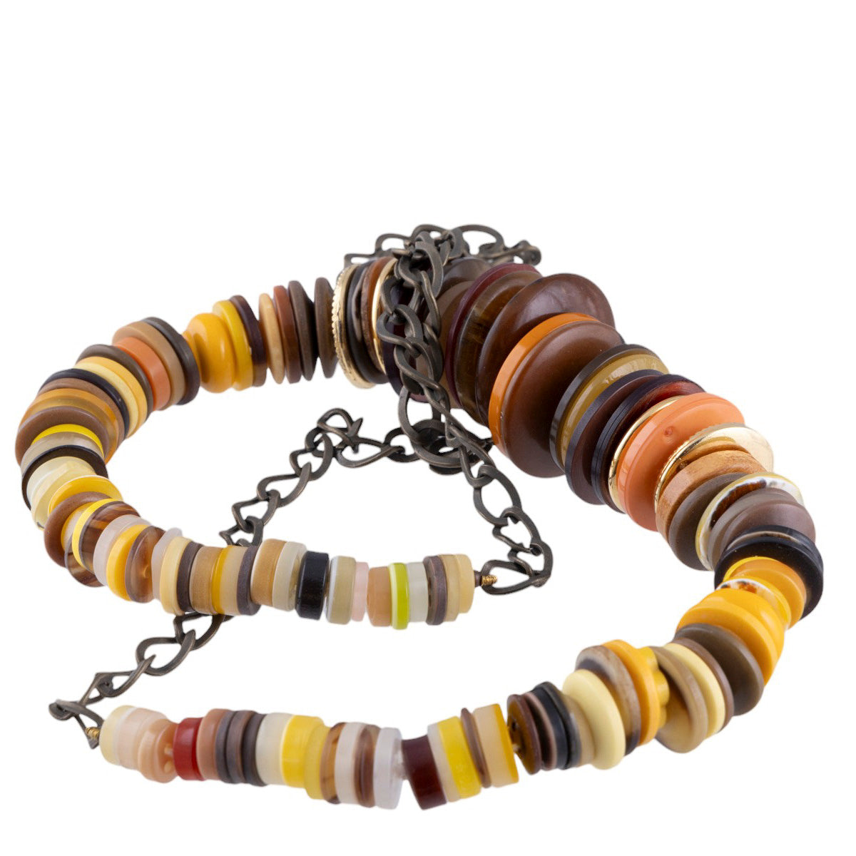 Collana artigianale con elementi a bottone multicolor su catena metallica