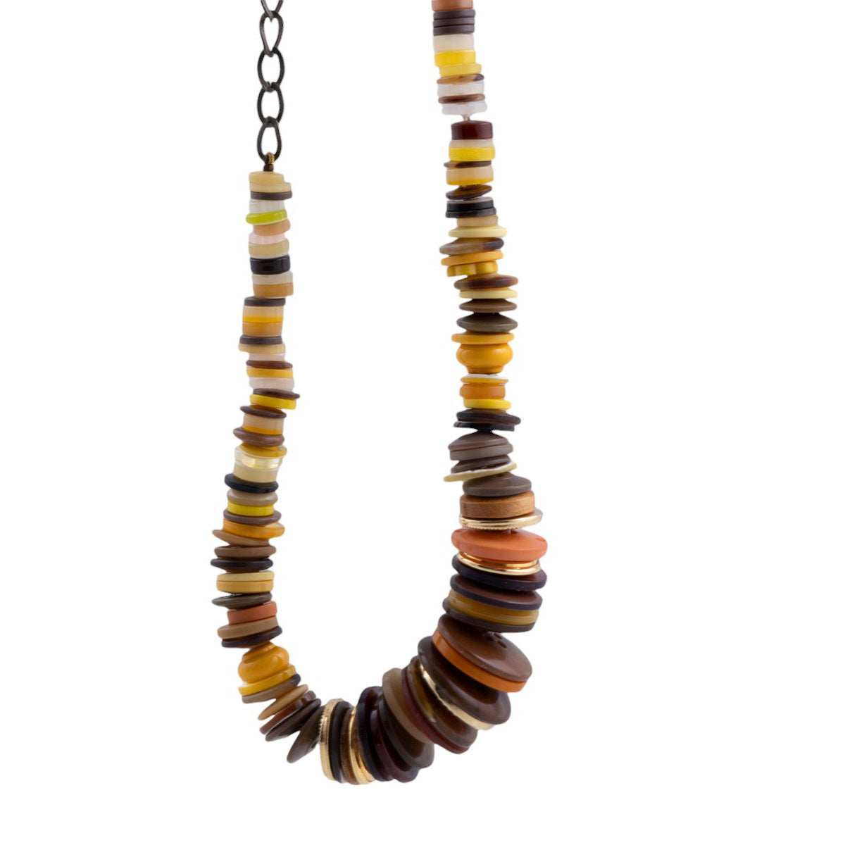 Collana artigianale con elementi a bottone multicolor su catena metallica