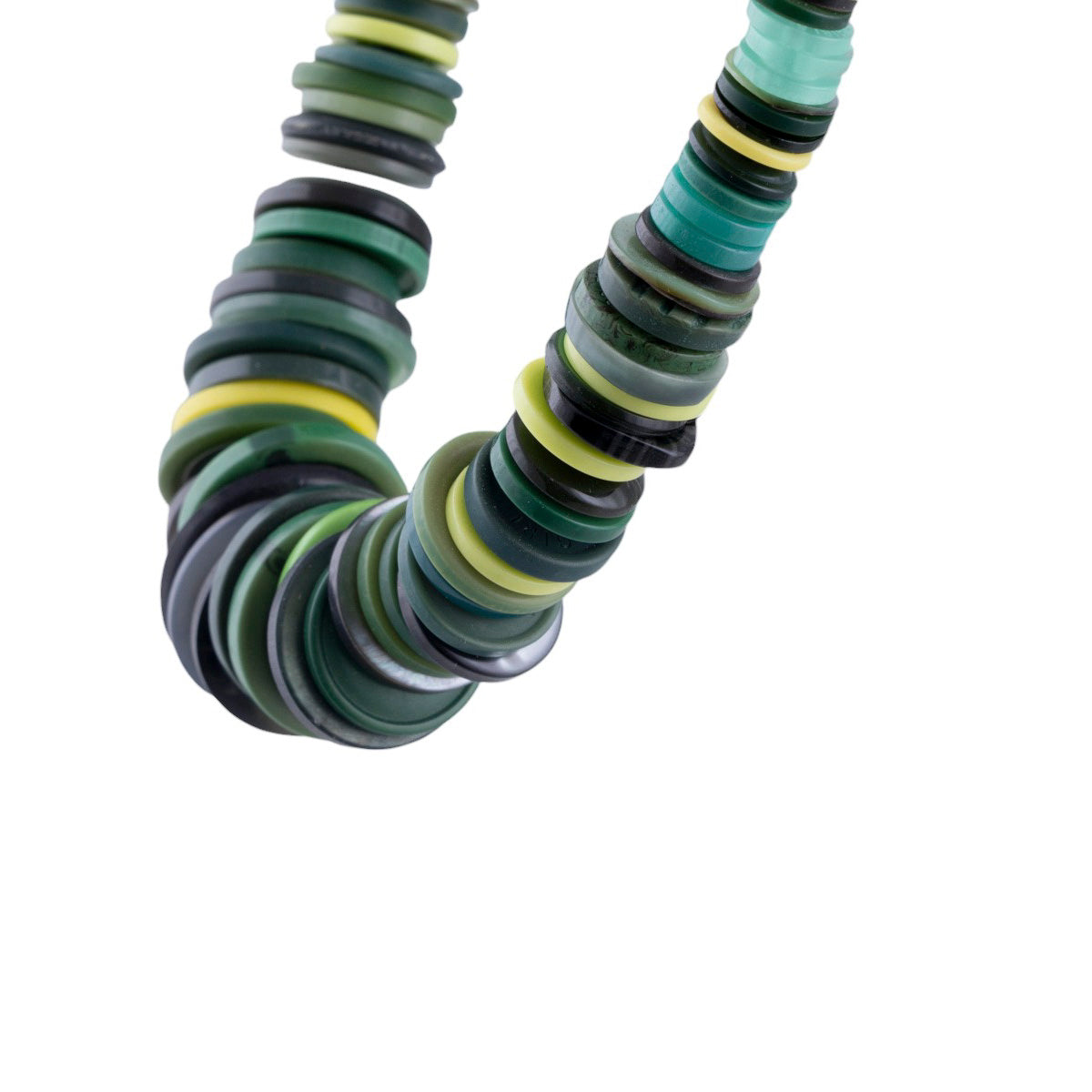 Collana artigianale con elementi a bottone multicolor su catena metallica