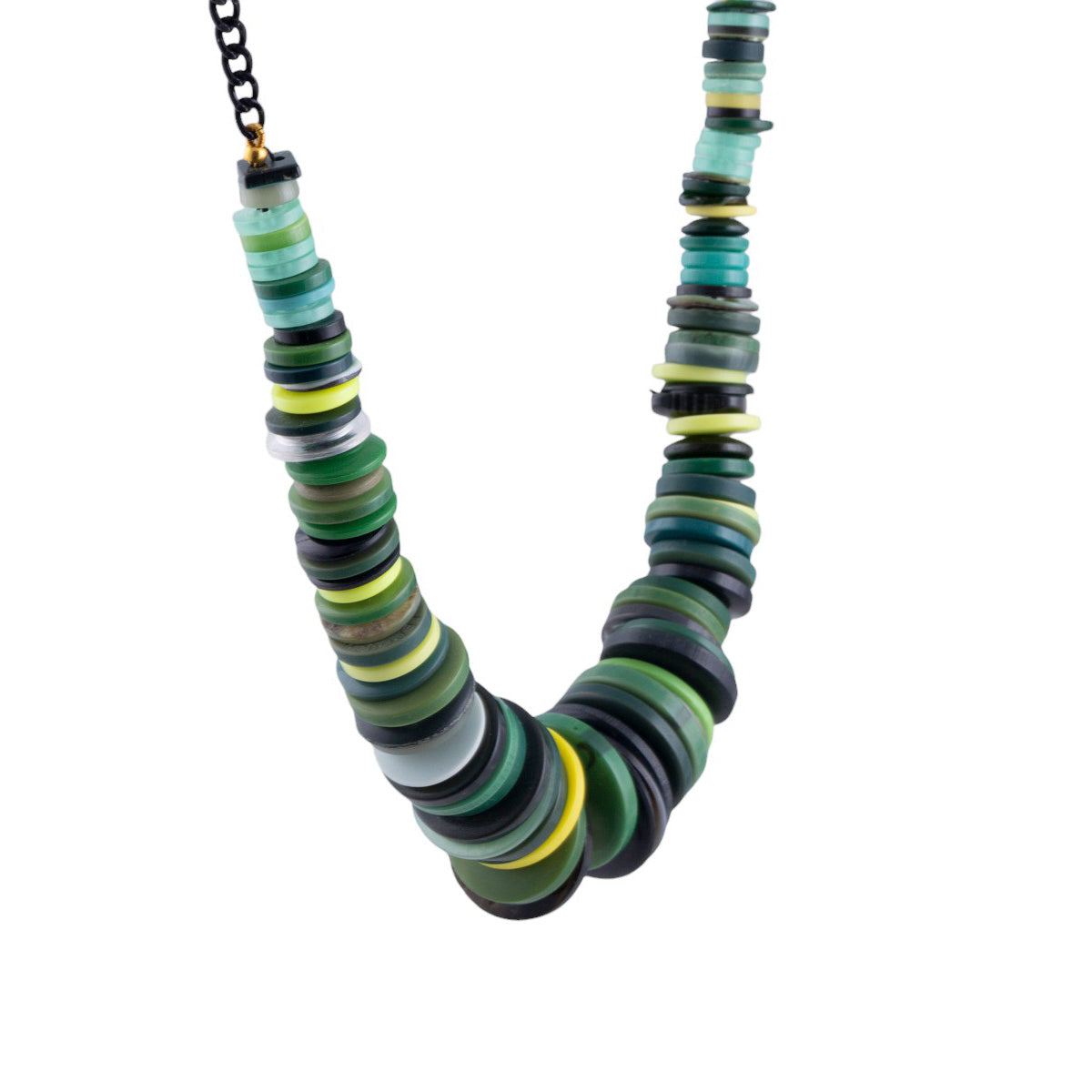 Collana artigianale con elementi a bottone multicolor su catena metallica