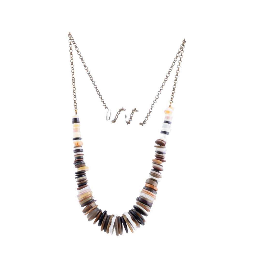 Collana artigianale con elementi a bottone multicolor su catena metallica