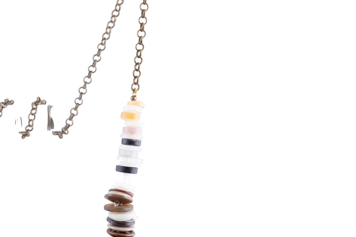 Collana artigianale con elementi a bottone multicolor su catena metallica