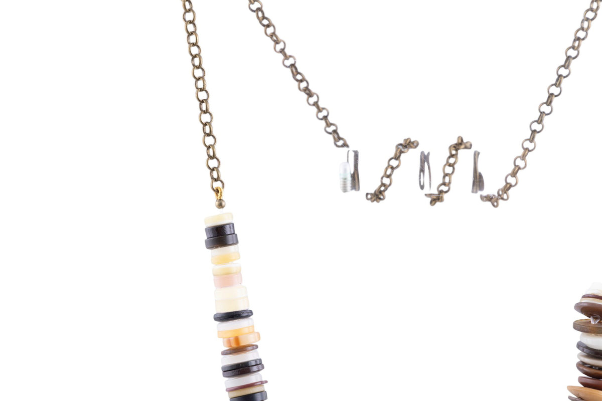 Collana artigianale con elementi a bottone multicolor su catena metallica