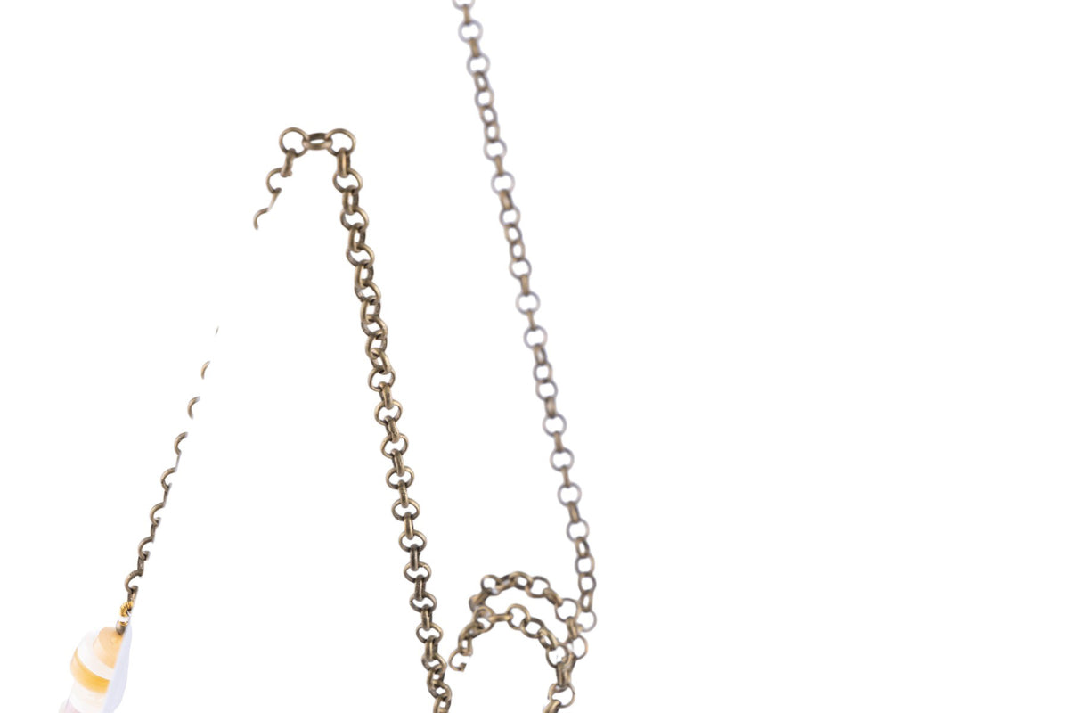 Collana artigianale con elementi a bottone multicolor su catena metallica